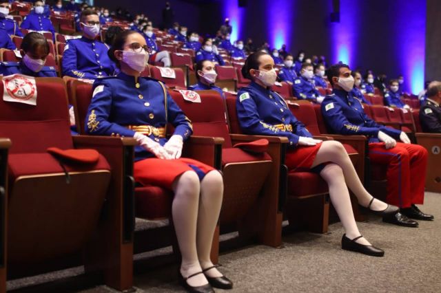 Alunos do 3º ano no auditório do Colégio Militar Tiradentes, durante formatura