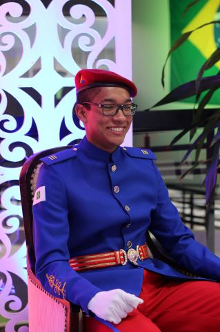 Aluno do Colégio Miitar Tiradente faz pose para foto oficial durante formatura do 3º ano, em 2020